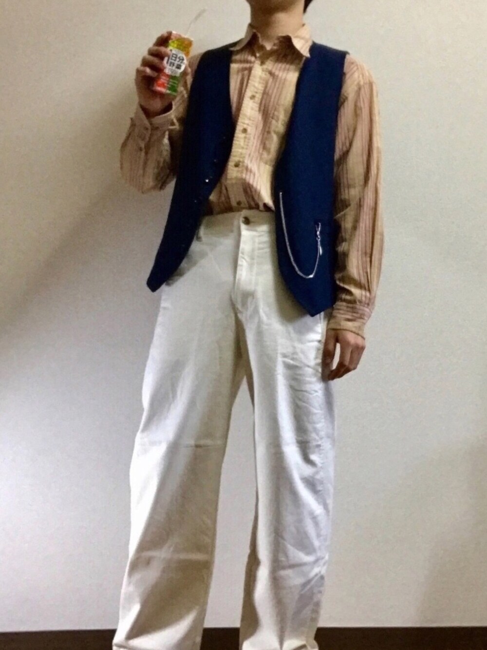 「春コーデ、ベスト、ベスト×シャツ、古着、ワイドパンツ、白パンツ、柄シャツ、部屋撮り、きれいめカジュアル、いいね、save、フォローお願いします🤑」｜「ZARAのアイテム（ベスト、ブルー系）」を使った、もきおさん（メンズ・170cm）の春コーディネートの1枚目の写真