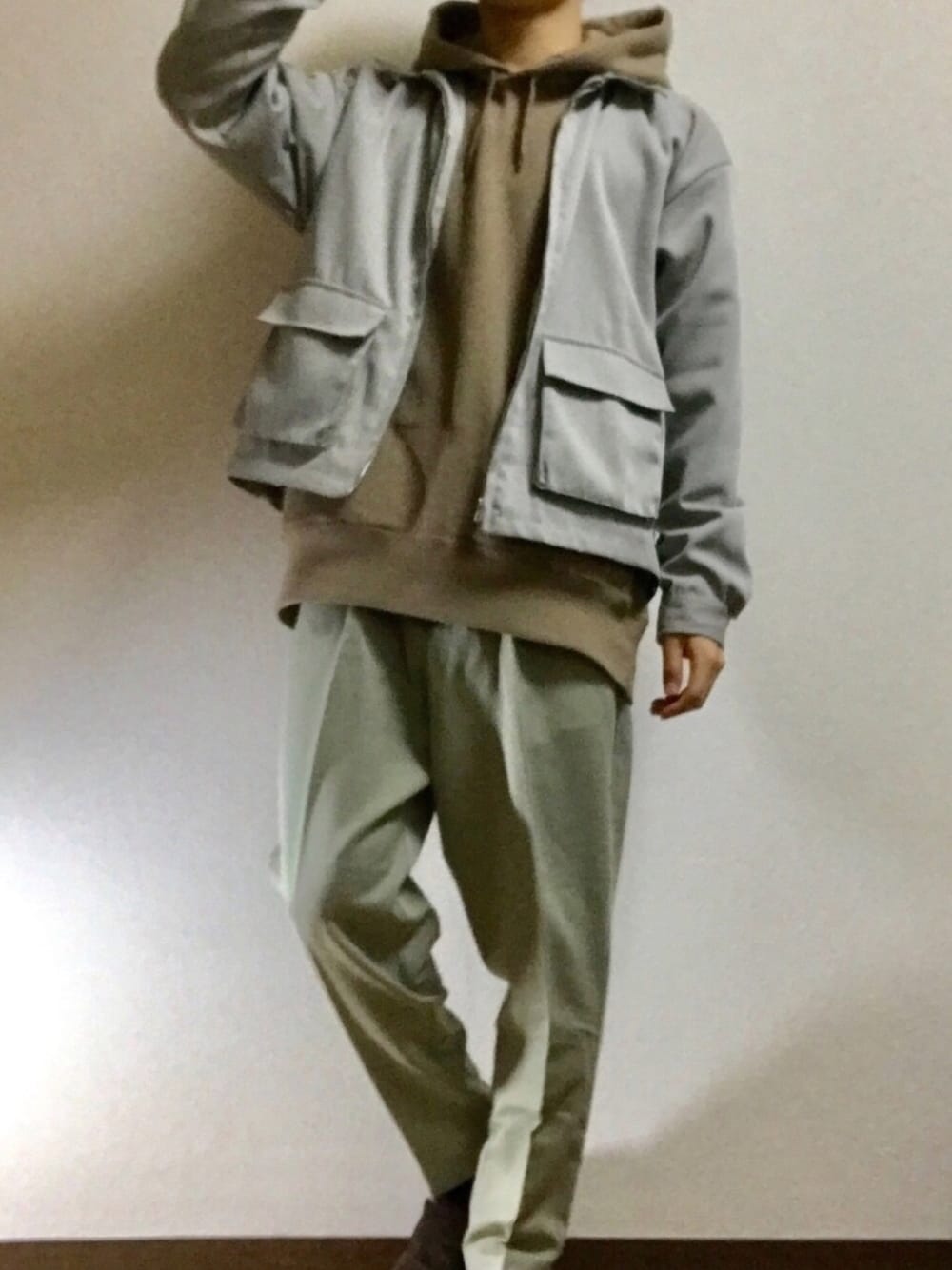 「春色、春コーデ、ブルゾン、カジュアルコーデ、ペールトーン、パーカー、ベージュ、ユニクロ、アンクルパンツ、おうちファッション」｜「SPINNSの【ビッグシルエット】裏地チェック切り替えドリズラージャケット（ブルゾン、グレー系）」を使った、もきおさん（メンズ・170cm）の春コーディネートの1枚目の写真