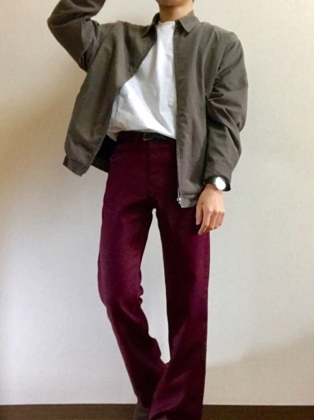 「古着、古着MIX、古着コーデ、足長効果、脚長効果、白Tシャツ、タックイン、ブルゾン、大人カジュアル、ユニクロ」｜「Fafattのアイテム（ブルゾン、グレー系）」を使った、もきおさん（メンズ・170cm）の春コーディネートの1枚目の写真
