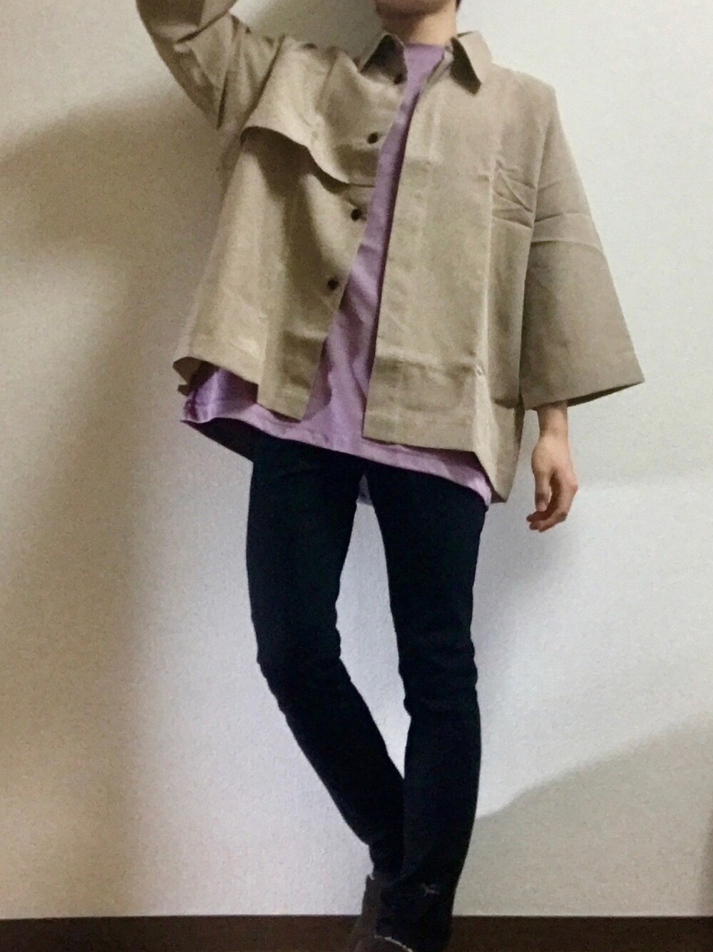 「シャツスタイル、シャツ、アシンメトリー、おうちファッション、黒スキニー、ベージュ、エマクローズ、EMMA  CLOTHES、個性派、今日のコーデ」｜「EMMA CLOTHESのポリトロ ビッグシルエットヨークトレンチシャツ (EMMA CLOTHES)（シャツ/ブラウス、ベージュ系）」を使った、もきおさん（メンズ・170cm）の春コーディネートの1枚目の写真