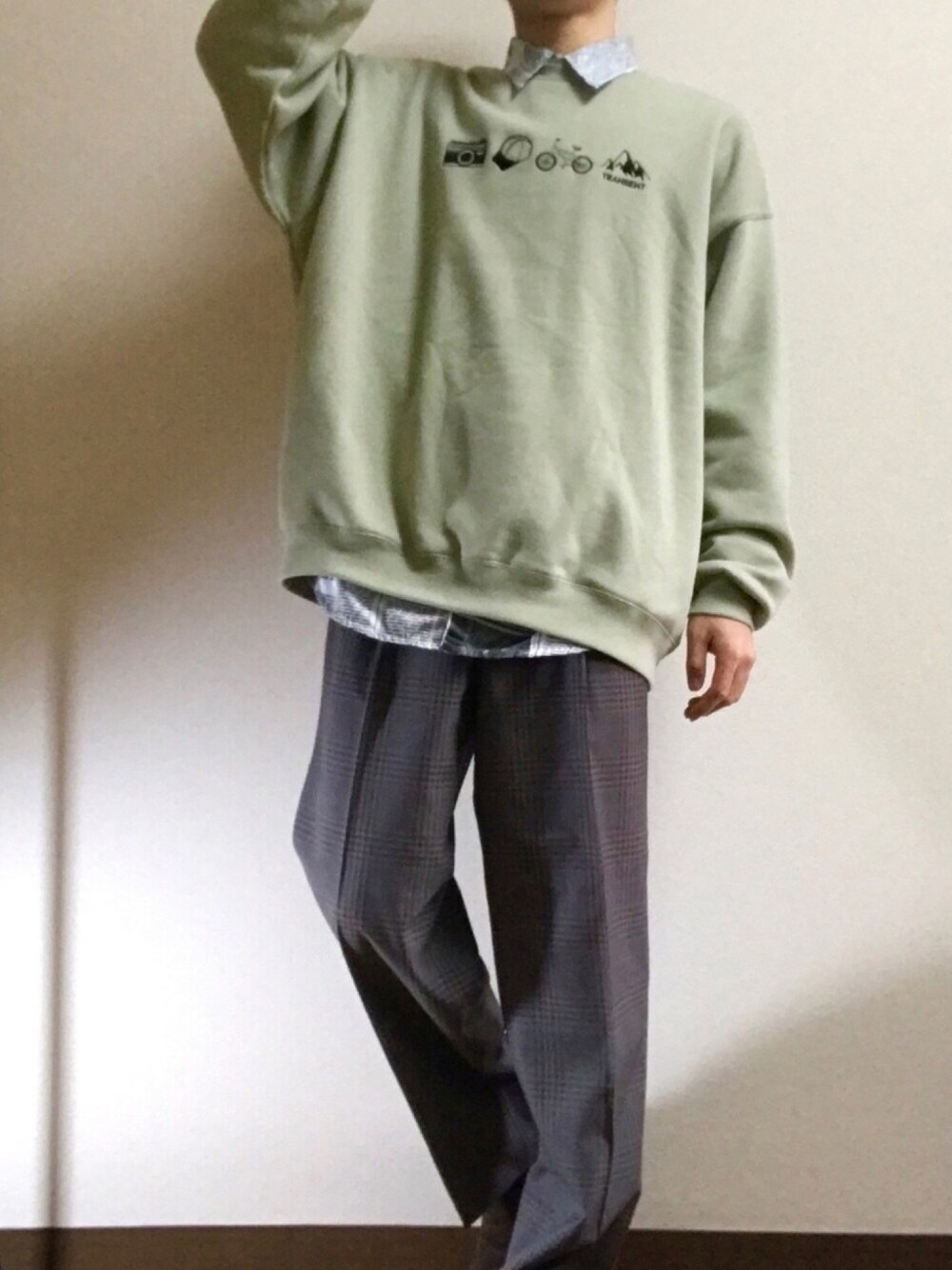 「古着、古着MIX、古着コーデ、シャツスタイル、柄シャツ、チェックパンツ、ペールトーン、ペールカラー、スウェット、ワンポイント」｜「kutirのアウトドア刺繍裏起毛スウェット（スウェット、グリーン系）」を使った、もきおさん（メンズ・170cm）の春コーディネートの1枚目の写真