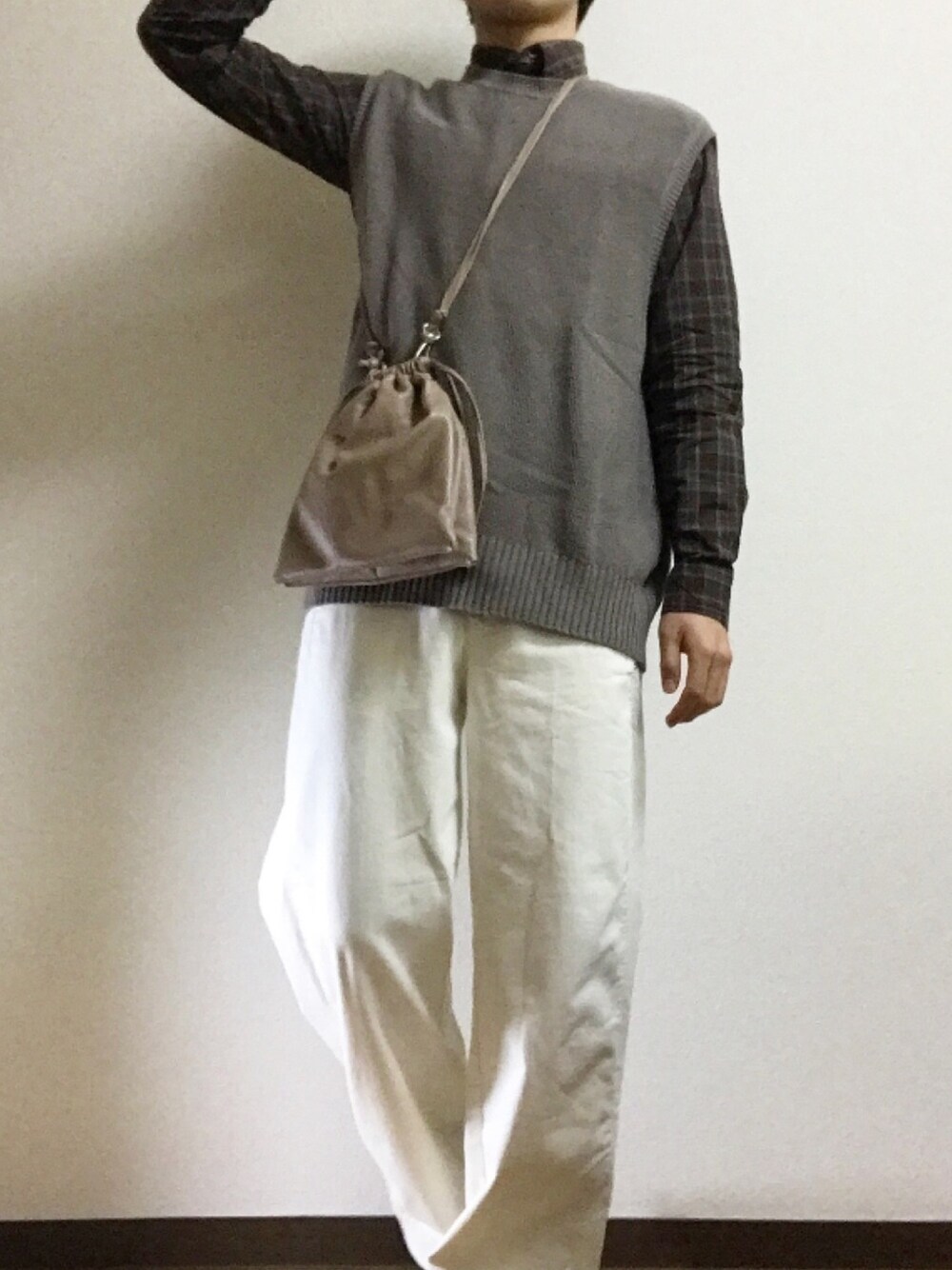 「シャツスタイル、チェックシャツ、チェック、古着MIX、古着、ワイドパンツ、巾着バッグ、キレイめ、ベスト、ベスト×シャツ」｜「WEGOのWEGO/オーバーサイズビッグシルエットニットベスト（ベスト、グレー系）」を使った、もきおさん（メンズ・170cm）の春コーディネートの1枚目の写真