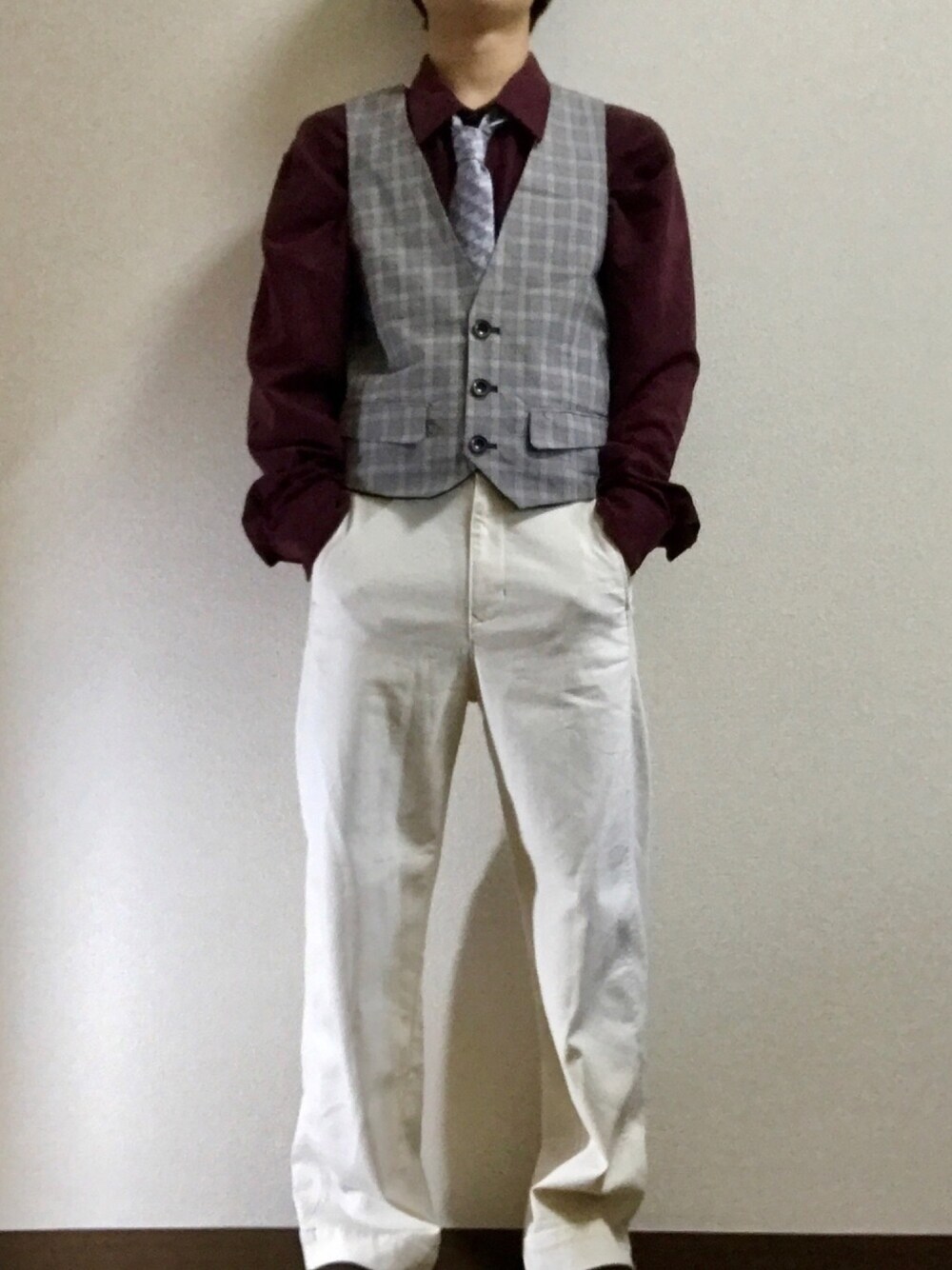 「ベスト、ネクタイコーデ、ネクタイ、白パンツ、ワイドパンツ、シャツ、古着、古着MIX、タックイン、オーバーサイズ」｜「usedのアイテム（ベスト、グレー系）」を使った、もきおさん（メンズ・170cm）の春コーディネートの1枚目の写真