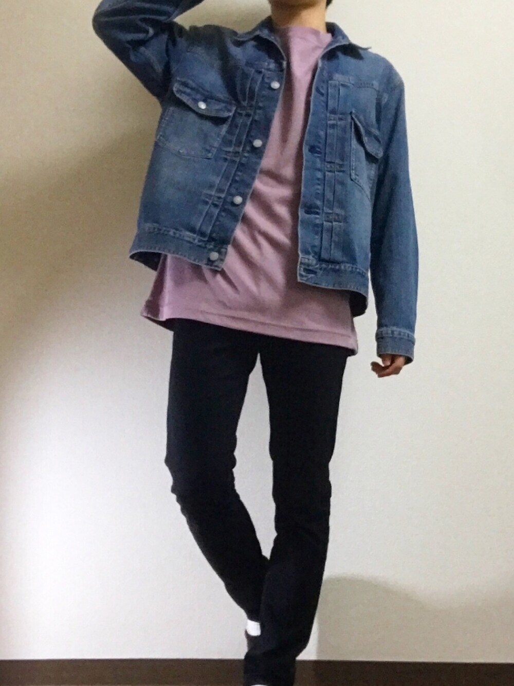 「春コーデ、デニム、デニムジャケット、Tシャツ、UNIQLO、ユニクロ、オーバーサイズ、黒スキニー、シンプル、いいね、save、フォローお願いします🤑」｜「UNIQLOのアイテム（デニムジャケット、ブルー系）」を使った、もきおさん（メンズ・170cm）の春コーディネートの1枚目の写真