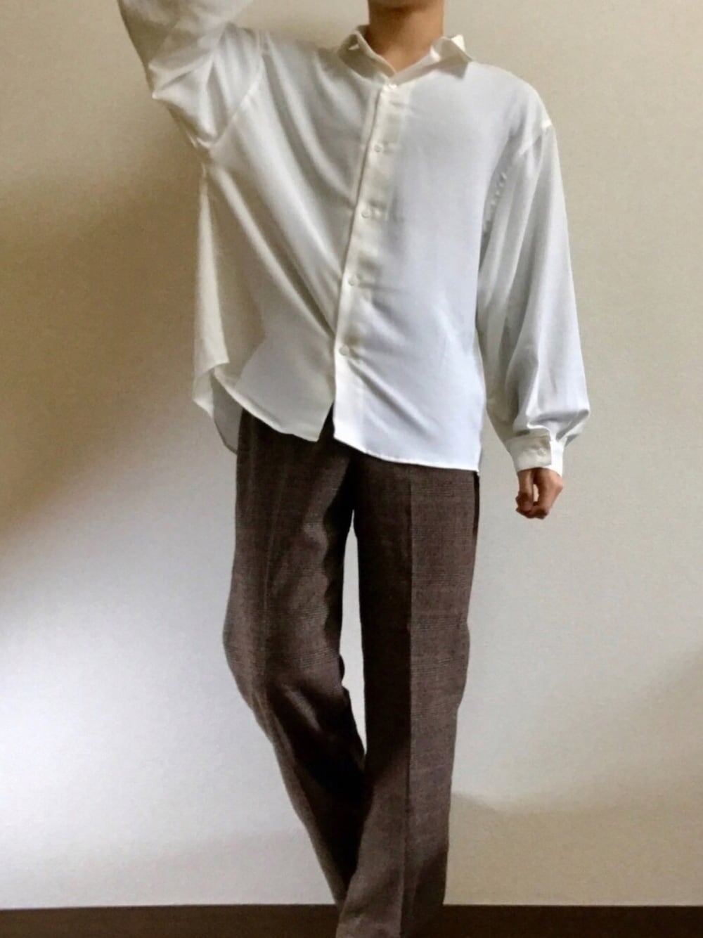 「古着、古着MIX、春コーデ、シンプル、シンプルコーデ、シャツスタイル、ブラウン、キレイめ、フレアパンツ、チェックパンツ」｜「Lui'sのNEW パウダーサテン袖ボリュームシャツ（シャツ/ブラウス、ホワイト系）」を使った、もきおさん（メンズ・170cm）の春コーディネートの1枚目の写真