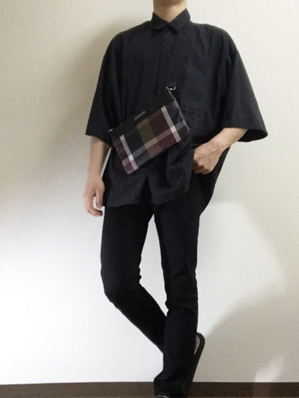 「シャツスタイル、シャツ、ビッグシルエット、ブラックコーデ、黒スキニー、シンプルコーデ、サコッシュ、大学生、HARE、blacklabel」｜「HAREのアイテム（シャツ/ブラウス、ブラック系）」を使った、もきおさん（メンズ・170cm）の春コーディネートの1枚目の写真