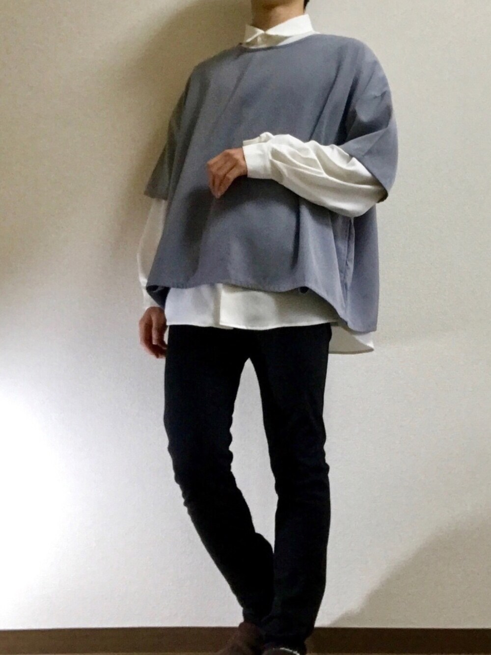 「古着、古着MIX、古着コーデ、シャツスタイル、ゆるコーデ、スキニー、Tシャツ、部屋撮り、fafatt、ゆったりコーデ」｜「Fafattのアイテム（Tシャツ/カットソー、ブルー系）」を使った、もきおさん（メンズ・170cm）の夏コーディネートの1枚目の写真