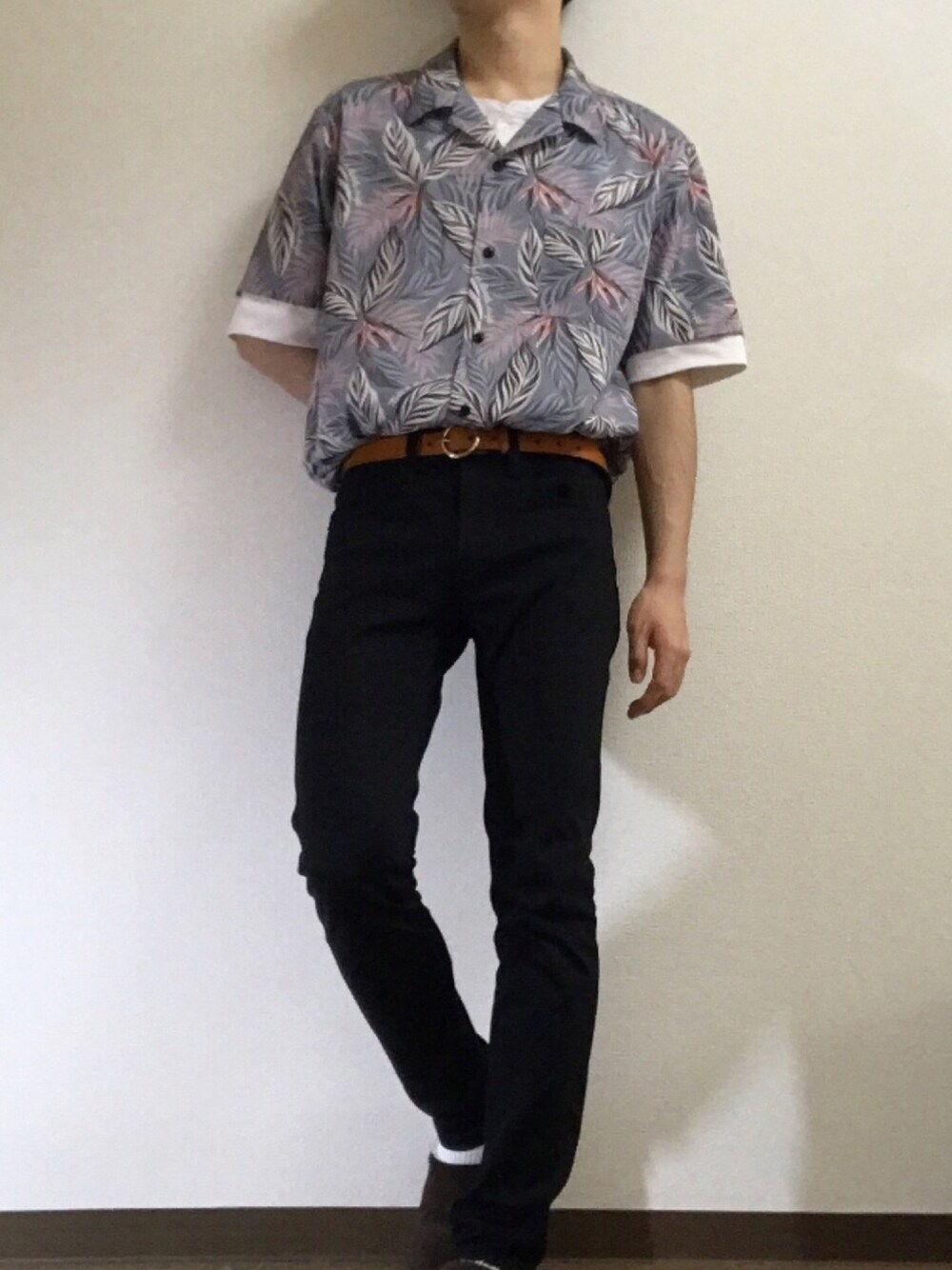 「夏、シンプル、ラフ、キレイめ、半袖シャツ、シャツスタイル、柄シャツ、黒スキニー、大学生、いいね、save、フォローお願いします🤑」｜「LAKOLEのリゾート柄プリントシャツ / LAKOLE（シャツ/ブラウス、グレー系）」を使った、もきおさん（メンズ・170cm）の夏コーディネートの1枚目の写真