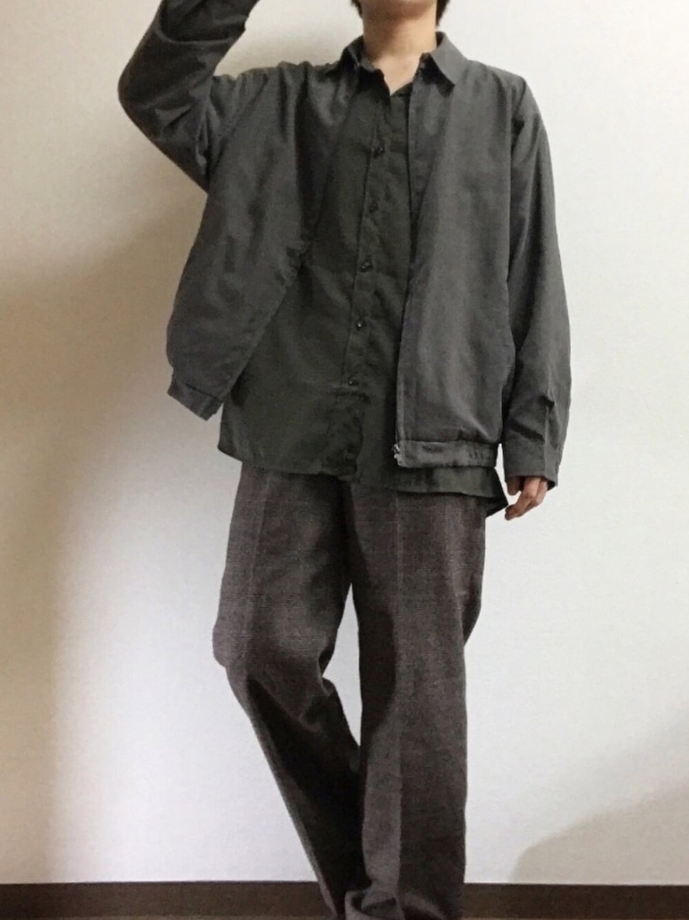 「古着、古着MIX、古着コーデ、シャツスタイル、ブルゾン、チェックパンツ、チェック、おうちファッション、着回しコーデ、いいね、save、フォローお願いします🤑」｜「Fafattのアイテム（ブルゾン、グレー系）」を使った、もきおさん（メンズ・170cm）の夏コーディネートの1枚目の写真