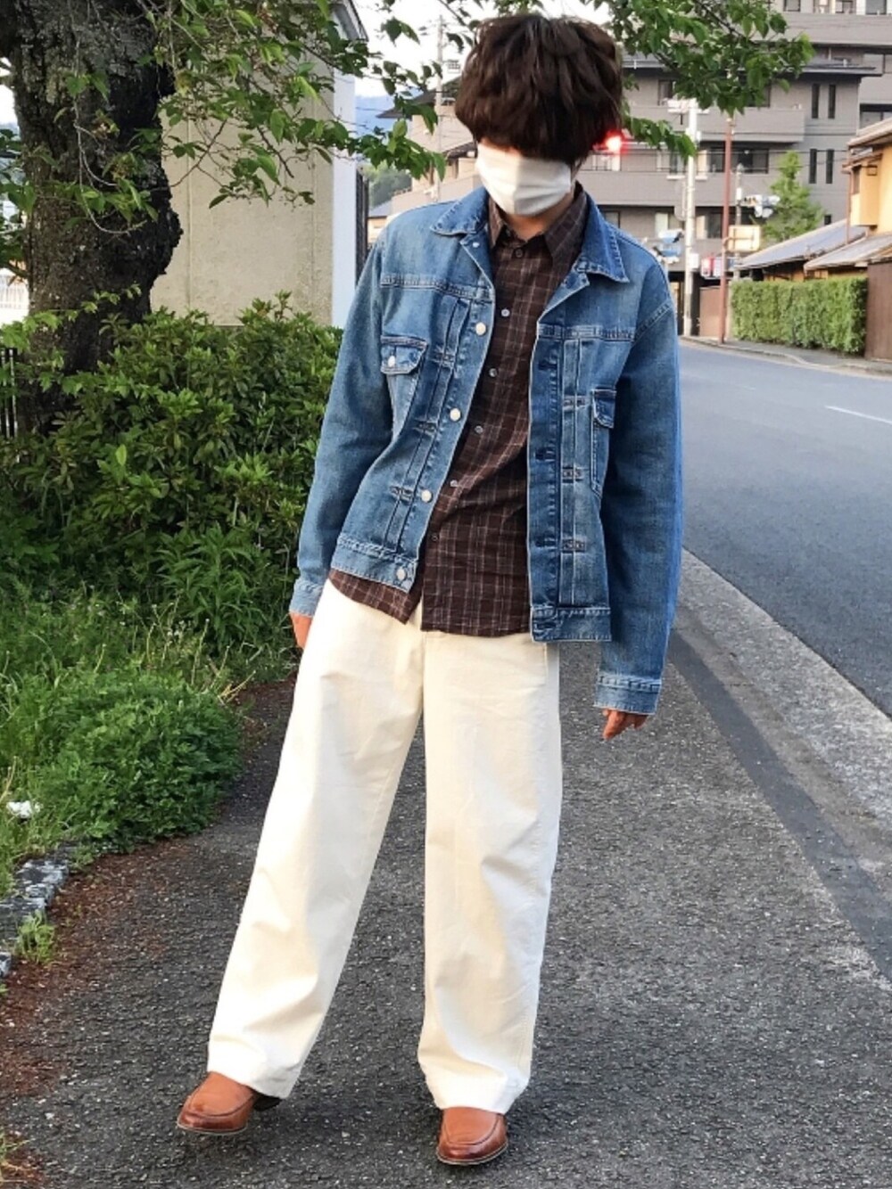 「デニムジャケット、デニム、チェックシャツ、シャツコーデ、ワイドパンツ、古着MIX、ユニクロ、スリッポン、はるコーデ、コロナに負けない」｜「UNIQLOのアイテム（デニムジャケット、ブルー系）」を使った、もきおさん（メンズ・170cm）の夏コーディネートの1枚目の写真