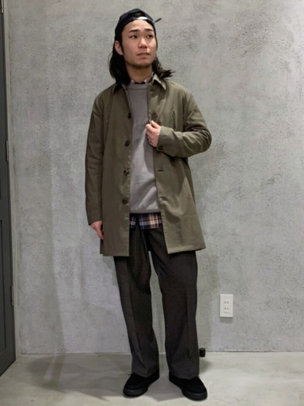 「シンプル、ステンカラーコート、キレイめ、大人コーデ、きれいめカジュアル、シンプルコーデ、EDIFICE、オトナカジュアル、417 EDIFICE、WEARセンバツ」｜「crepusculeの【CREPUSCULE / クレプスキュール】417別注 カノコクルーネック（ニット/セーター、グレー系）」を使った、SHINPEIさん（メンズ・170cm）の春コーディネートの1枚目の写真