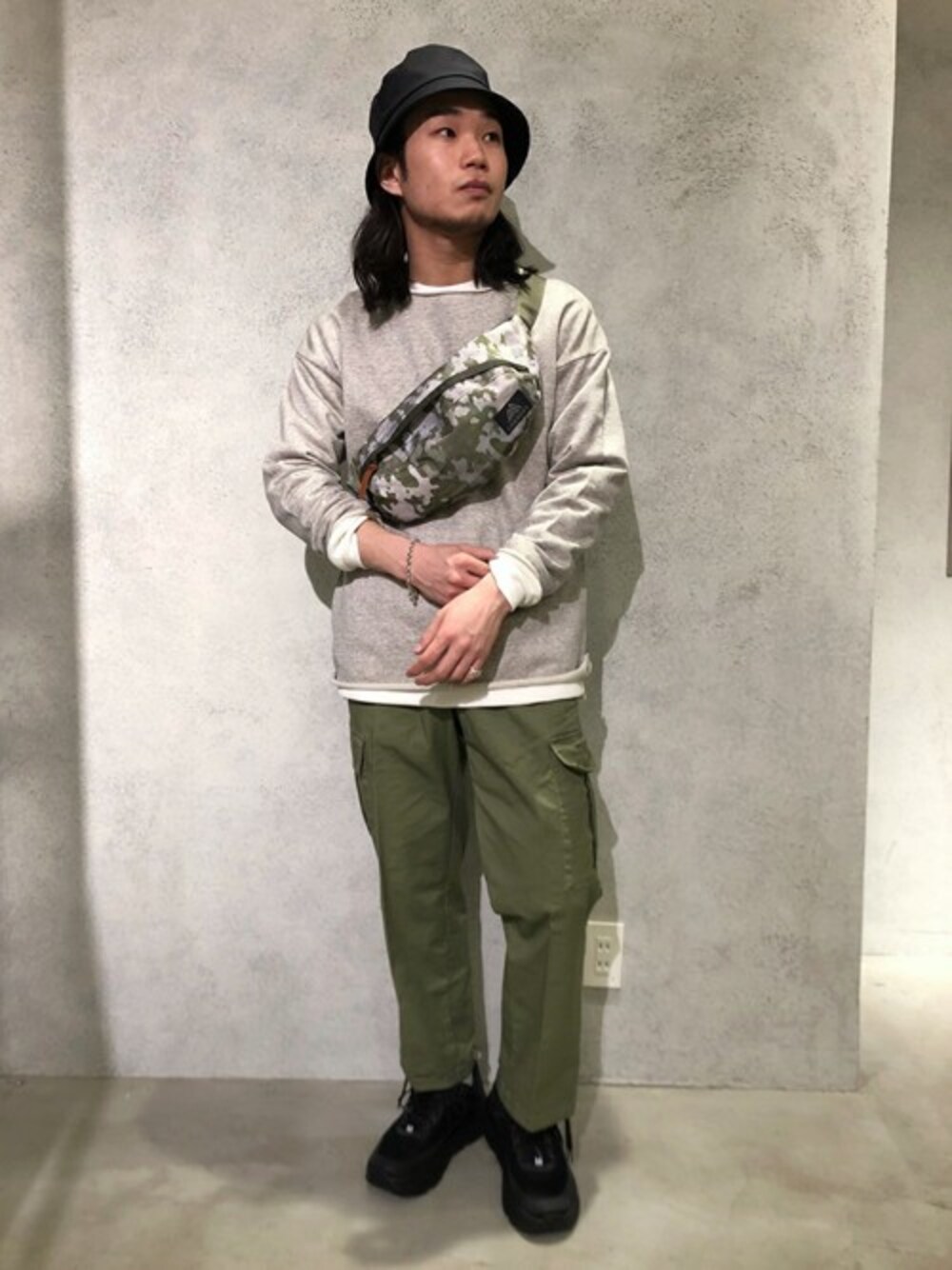 グレー系のTシャツ/カットソー、ホワイト系のTシャツ/カットソー、グリーン系のショルダーバッグを着用したメンズの春コーディネートの1枚目の写真