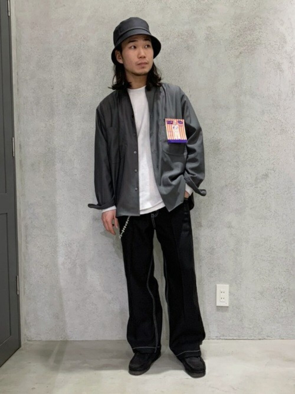 グレー系のシャツ/ブラウス、グレー系のスウェット、ブラック系のその他シューズを着用したメンズの春コーディネートの1枚目の写真