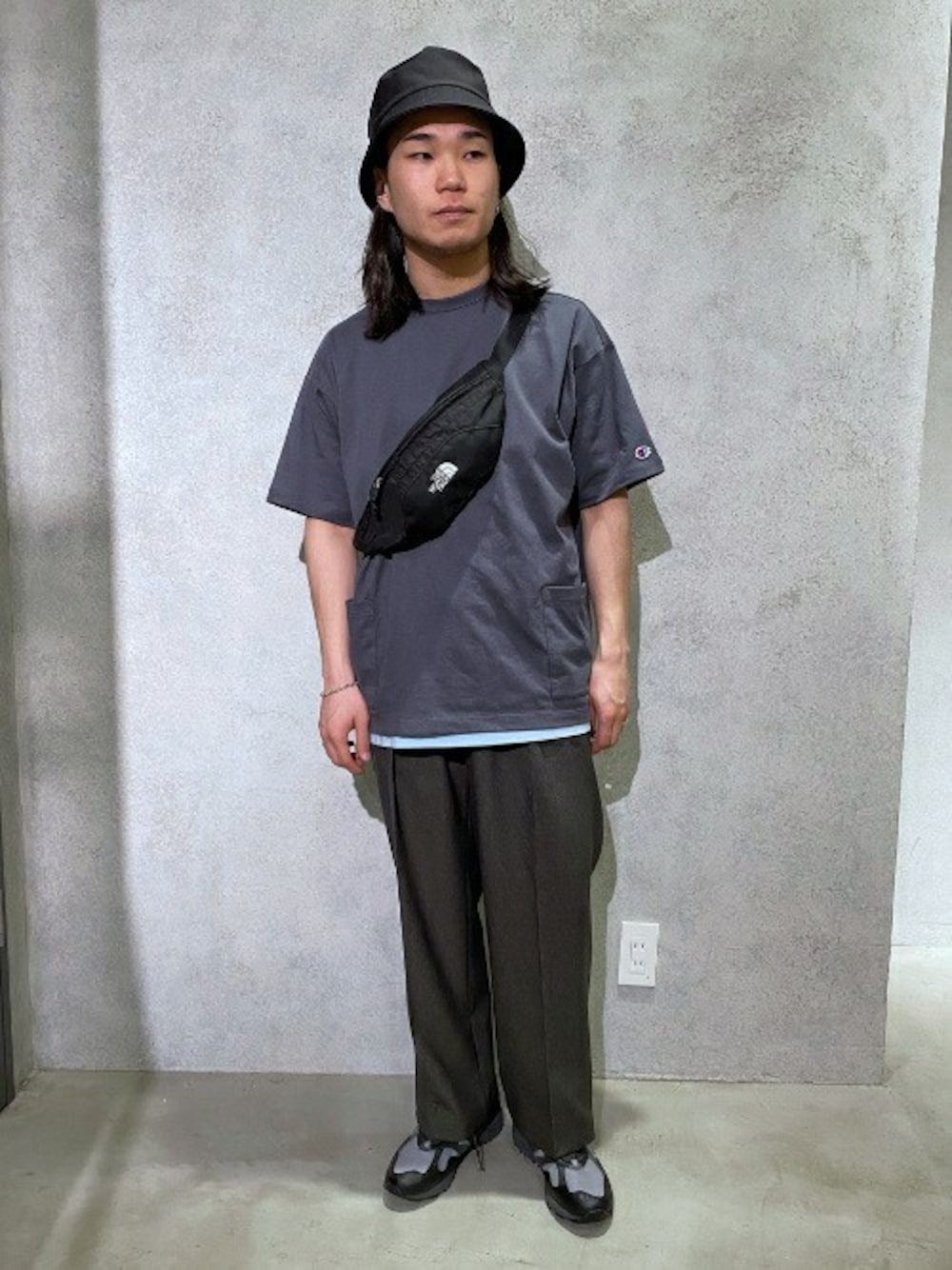 グレー系のTシャツ/カットソー、ブルー系のTシャツ/カットソー、グレー系のその他パンツを着用したメンズの春コーディネートの1枚目の写真