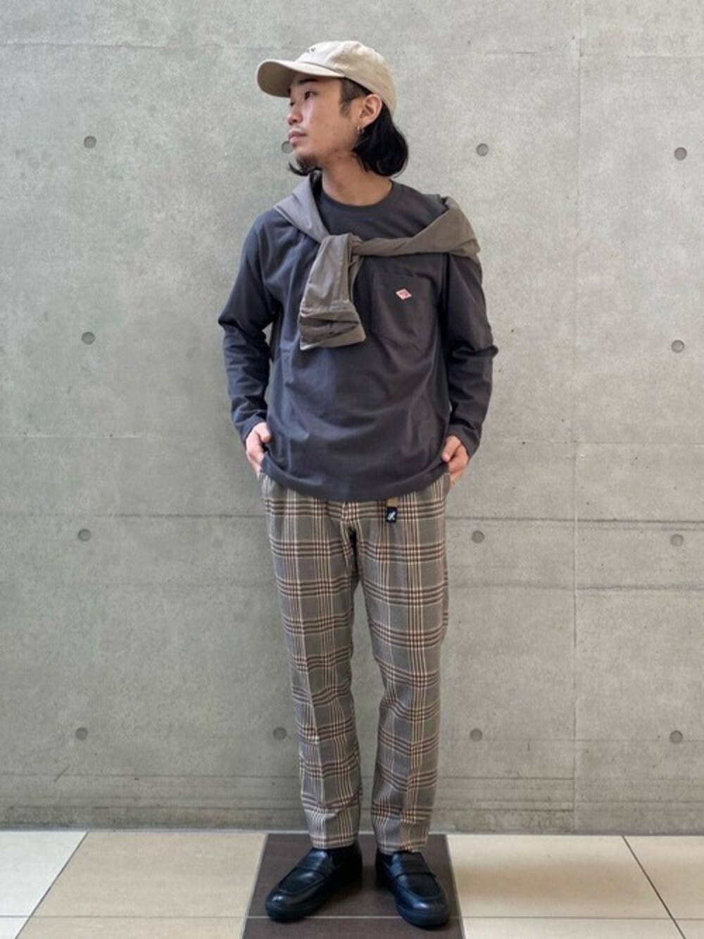 「チェック、ローファー、Danton、トラッド、イージーパンツ、グラミチ、ロングTシャツ、FDS」｜「417 EDIFICEの【 FAMOUS DEPARTMENT STORE / フェイマス デパートメント ストア】CAP（キャップ、ベージュ系）」を使った、SHINPEIさん（メンズ・170cm）の秋コーディネートの1枚目の写真