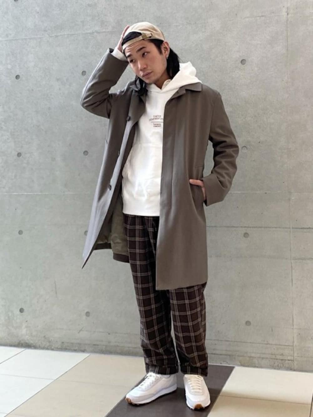 「NIKE、ワントーンコーデ、キャップ、パーカー、スニーカーコーデ、チェックパンツ、グラミチ、コートスタイル、417 EDIFICE、私の推しブランド」｜「417 EDIFICEの【 FAMOUS DEPARTMENT STORE / フェイマス デパートメント ストア】センターロゴパーカー（パーカー、ホワイト系）」を使った、SHINPEIさん（メンズ・170cm）の冬コーディネートの1枚目の写真