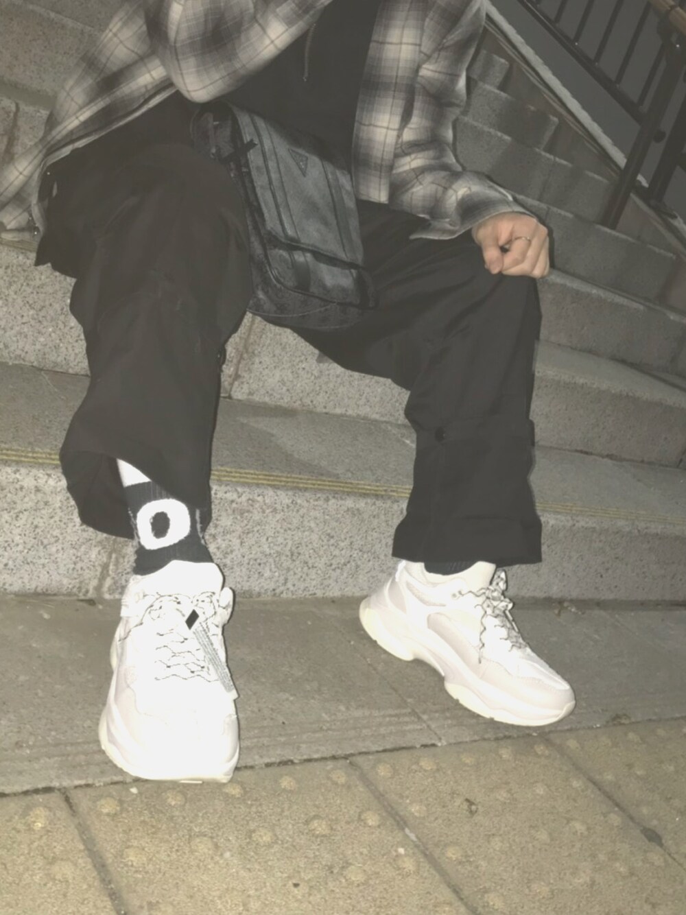 「お洒落さんとつながりたい」｜「blandbrackのアイテム（スニーカー、ホワイト系）」を使った、カリスマさん（メンズ・174cm）の冬コーディネートの1枚目の写真