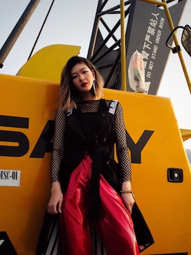 「red」｜「アイテム（トレンチコート）」を使った、Lydia Liu さん（レディース・171cm）の夏コーディネート