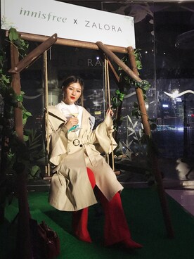 「red」｜「アイテム（トレンチコート）」を使った、Lydia Liu さん（レディース・171cm）の秋コーディネート