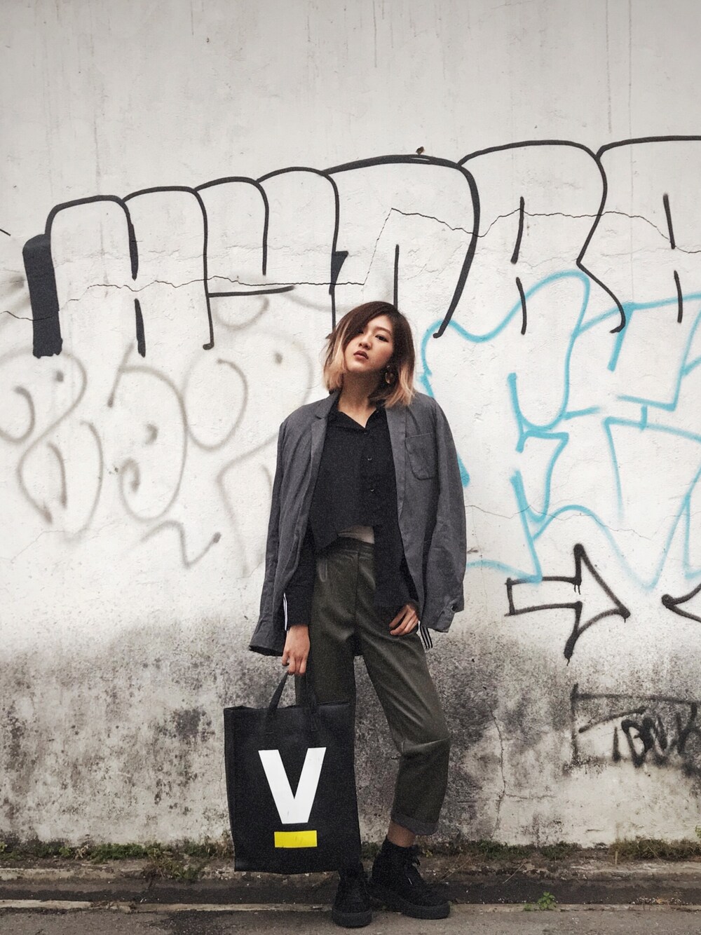 「ootd、outfit、5cm、H&M、leatherpants、public desire、shirts」｜「5cmのアイテム（スーツジャケット、グレー系）」を使った、Lydia Liu さん（レディース・171cm）の冬コーディネートの1枚目の写真