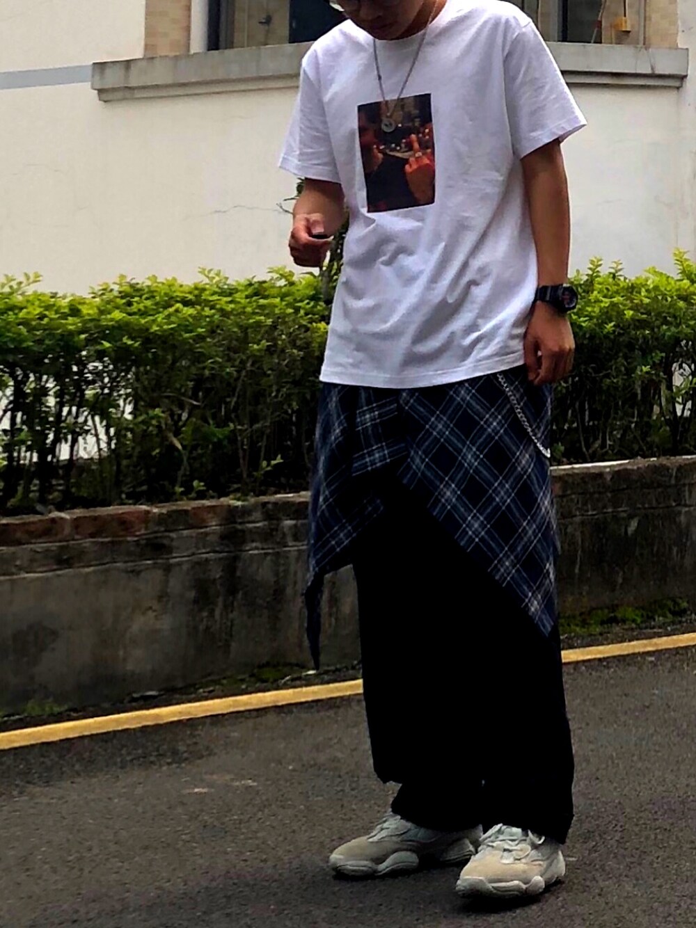 「宿舍」｜「Supreme のアイテム（Tシャツ/カットソー、ホワイト系）」を使った、Dahz_さん（メンズ・173cm）の春コーディネートの1枚目の写真