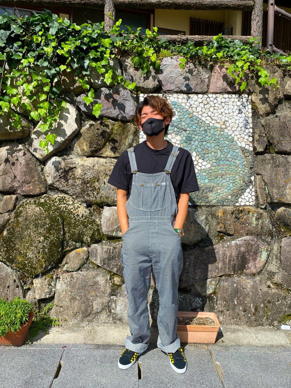 ブラック系のスニーカー、その他のサロペット/オーバーオール、ブラック系のTシャツ/カットソーを着用したメンズの秋コーディネートの1枚目の写真