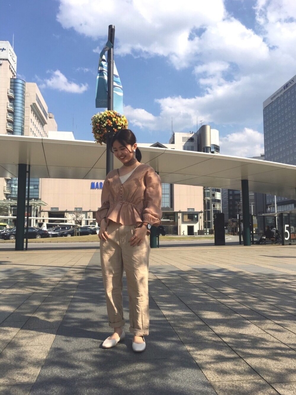 ピンク系のシャツ/ブラウス、ホワイト系のタンクトップ、ベージュ系のデニムパンツを着用したレディースの春コーディネートの1枚目の写真