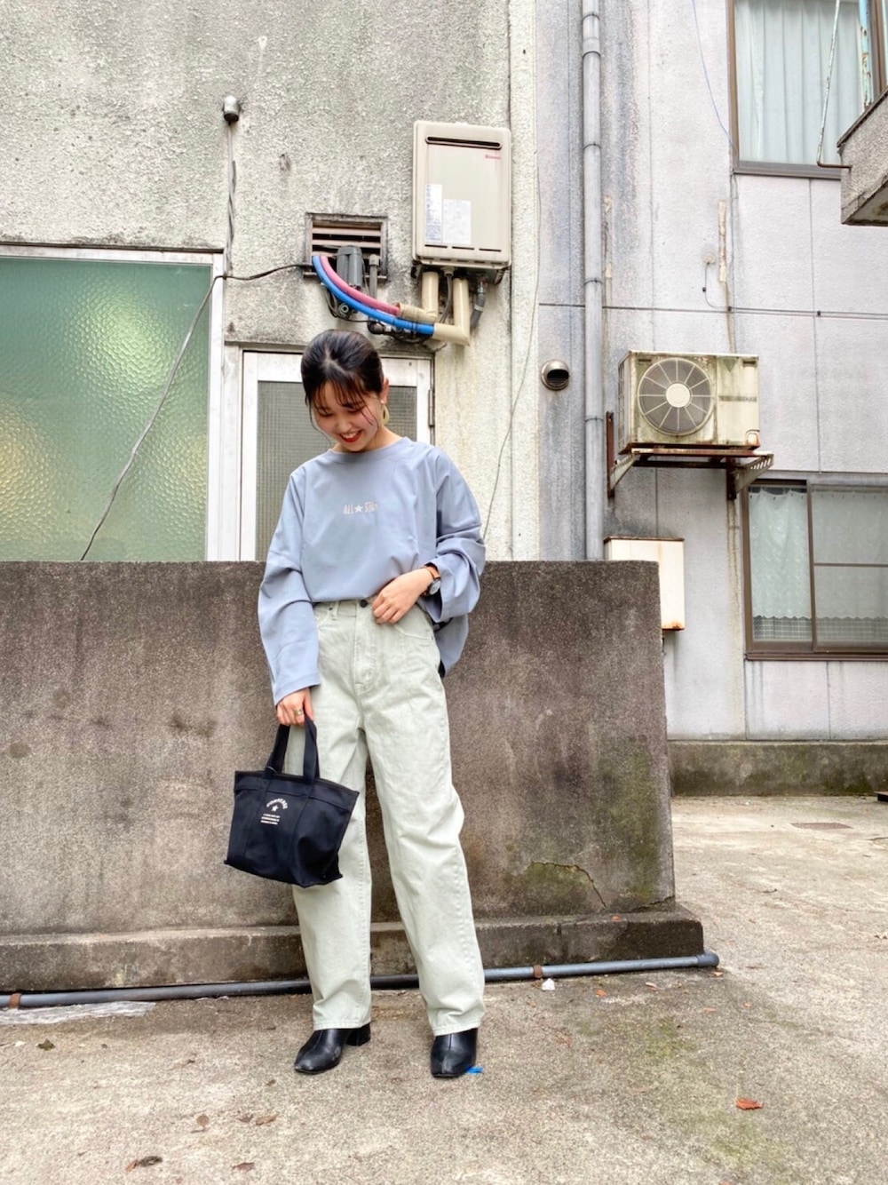 ブルー系のTシャツ/カットソー、グリーン系のデニムパンツを着用したレディースの冬コーディネートの1枚目の写真