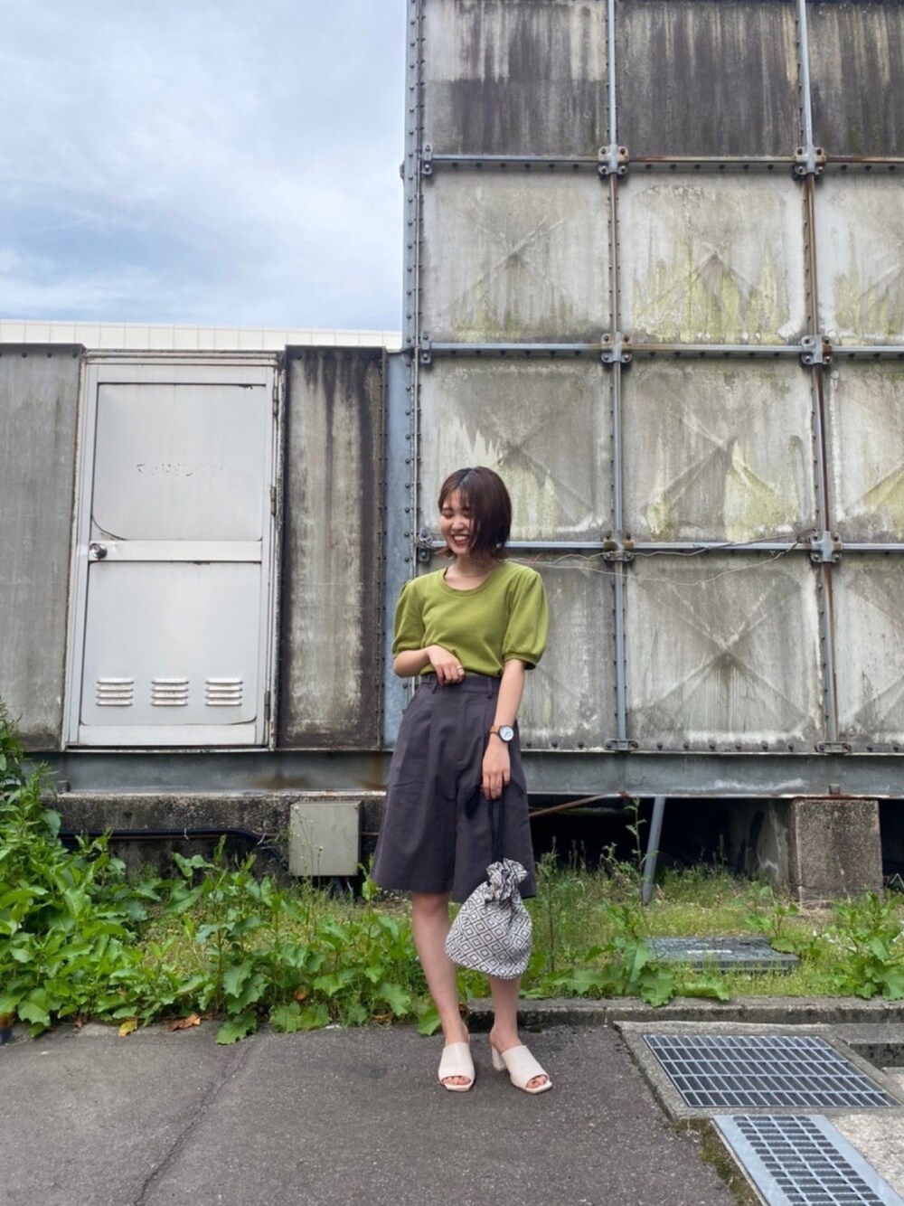 グリーン系のTシャツ/カットソー、グレー系のその他パンツを着用したレディースの春コーディネートの1枚目の写真