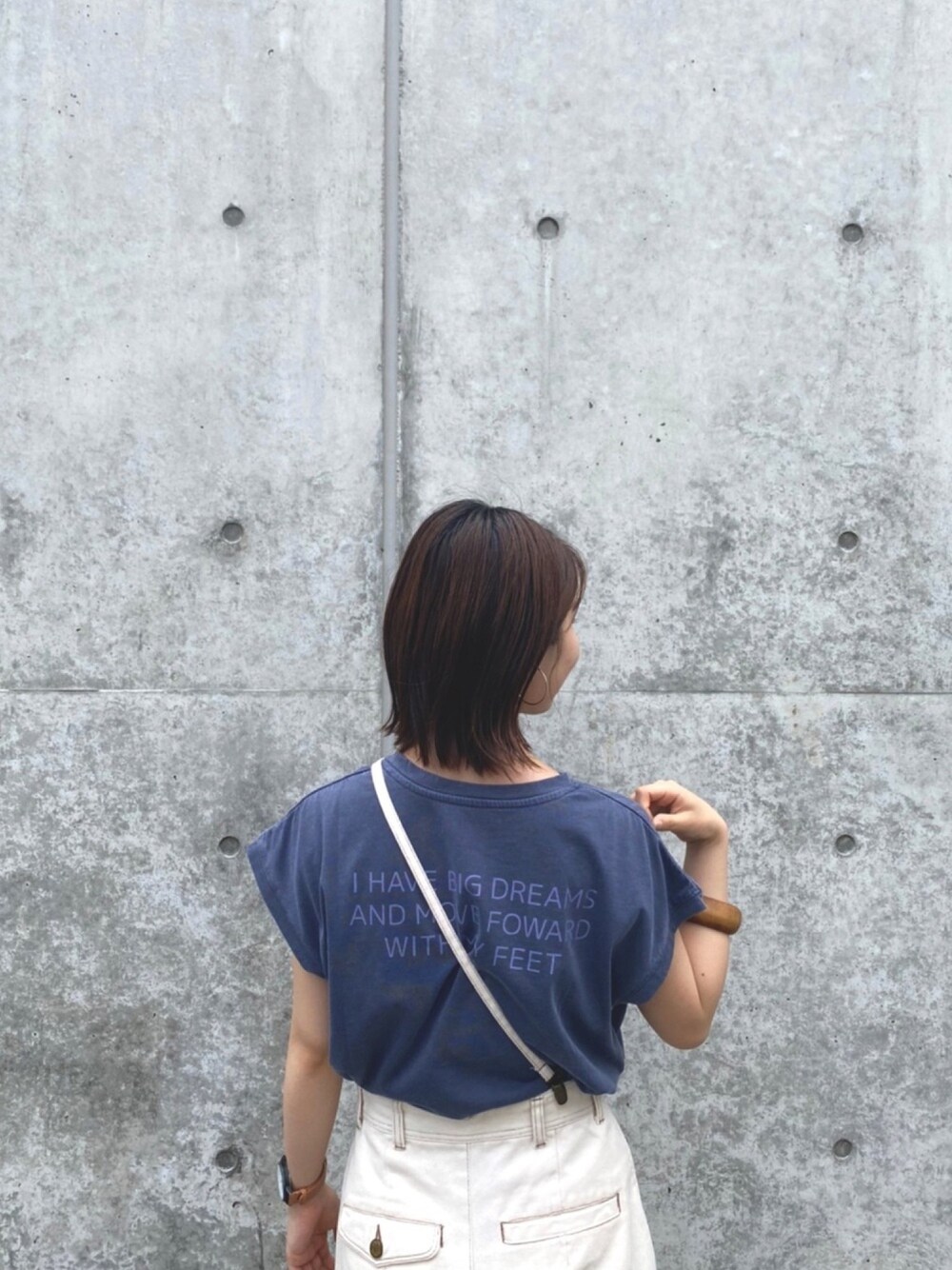 ブルー系のTシャツ/カットソーを着用したレディースの夏コーディネートの1枚目の写真