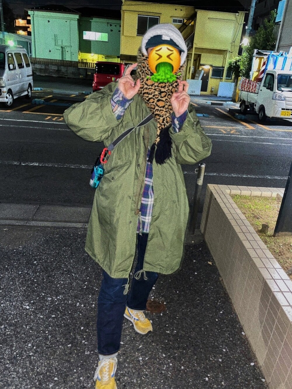 グリーン系のモッズコート、ブルー系のデニムパンツ、イエロー系のスニーカーを着用したメンズの秋コーディネートの1枚目の写真