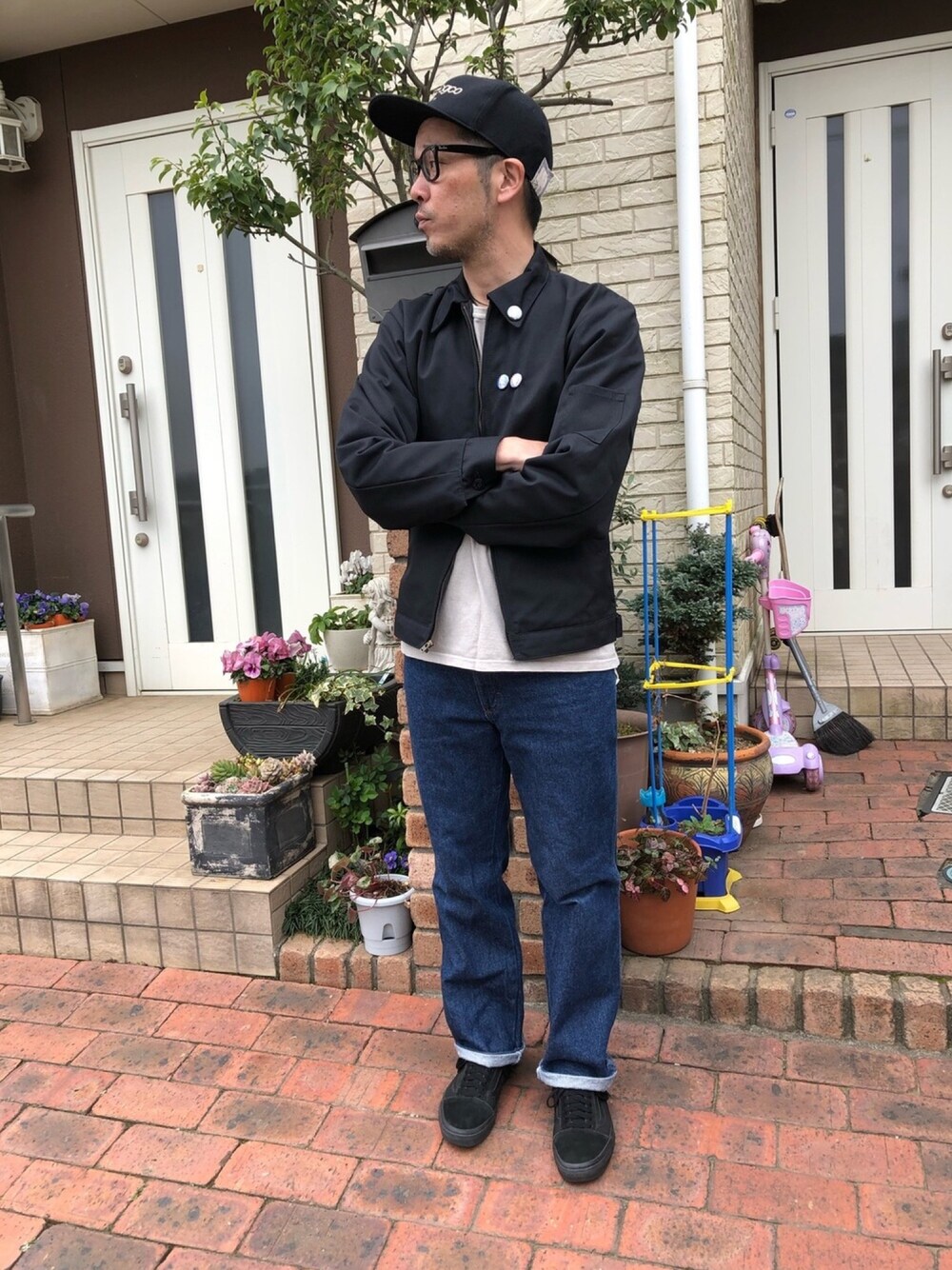 「キャップ、ワークジャケット、REDKAP、ポケットＴシャツ、nigelcabourn、デニム、スニーカー、VANS、oldskool」｜「THE H.W. DOG & CO. のアイテム（キャップ、ブラック系）」を使った、k2106さん（メンズ・175cm）の春コーディネートの1枚目の写真