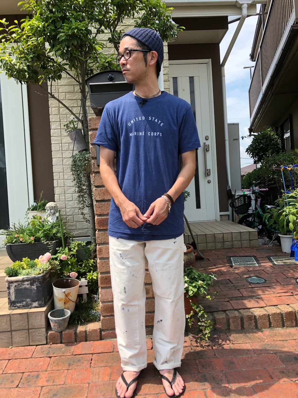 「ニット帽、HIGHLAND 2000、Tシャツ、ペインターパンツ、Stan Ray、ビーチサンダル、havaianas、夏コーデ、シンプル、ホワイトパンツ」｜「HIGHLAND 2000のアイテム（ニットキャップ/ビーニー、ブルー系）」を使った、k2106さん（メンズ・175cm）の夏コーディネートの1枚目の写真