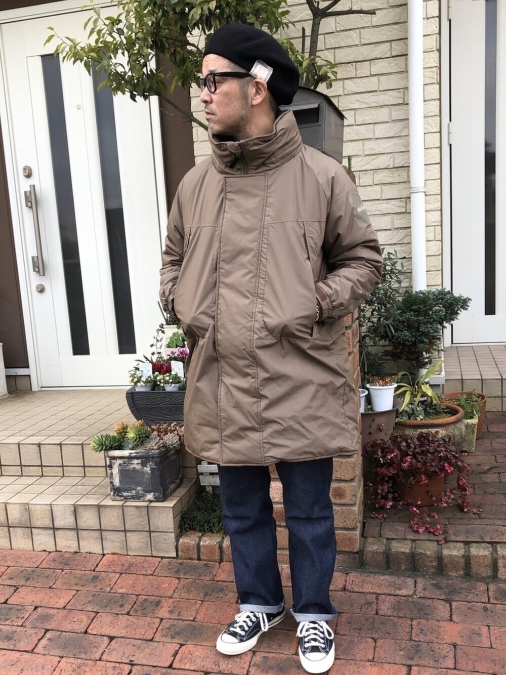 「ベレー帽、THE H.W. DOG&CO.、ミリタリー、モンスターパーカー、WILDTHINGS、デニム、デニムパンツ、スニーカー、converse、CT70s」｜「THE H.W. DOG & CO. のアイテム（ハンチング/ベレー帽、ブラック系）」を使った、k2106さん（メンズ・175cm）の冬コーディネートの1枚目の写真
