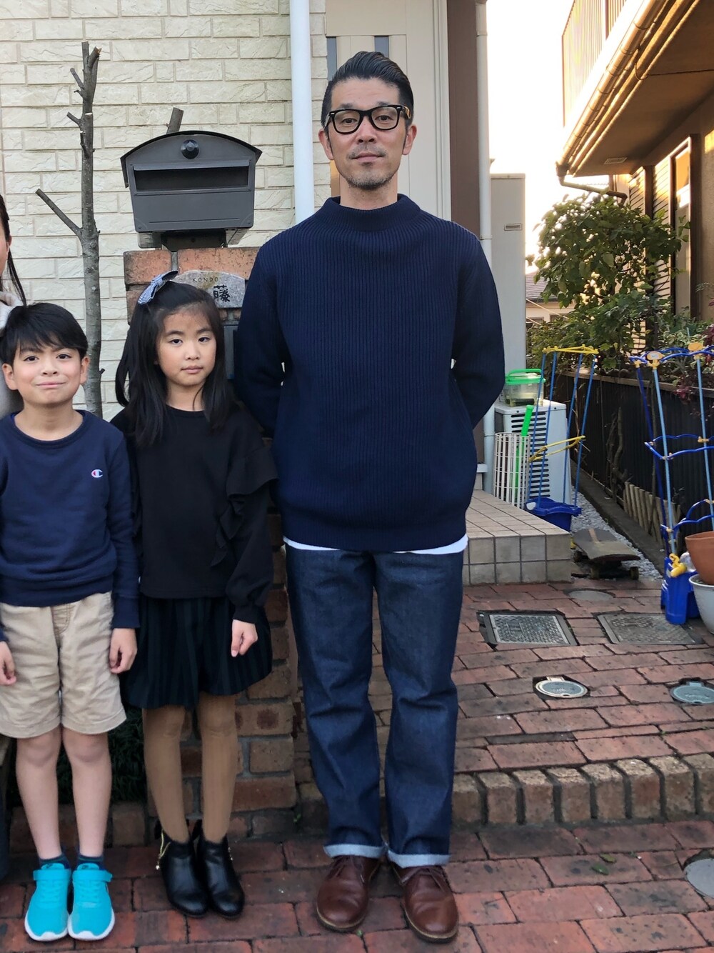 「ニット、デニム、デニムパンツ、ブーツ、大人カジュアル、オトナカジュアル、きれいめカジュアル、休日スタイル、秋冬コーデ、冬コーデ」｜「Ray-Banのアイテム（メガネ、ブラック系）」を使った、k2106さん（メンズ・175cm）の冬コーディネートの1枚目の写真