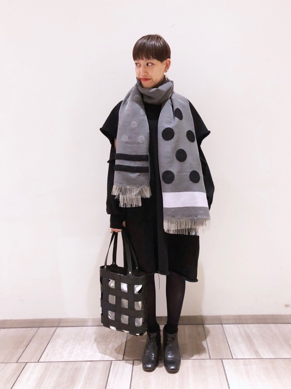 「秋コーデ、Johnbull Private labo、johnbull、ジョンブル　プライベート　ラボ(Johnbull Private labo)、ジョンブル、ジョンブルプライベートラボ、Dressages Johnbull Private labo、モノトーンコーデ、ブラック、おしゃれさんと繋がりたい」｜「SPOLOGUMのアイテム（ストール/ショール、グレー系）」を使った、Koharuさん（レディース・160cm）の秋コーディネートの1枚目の写真