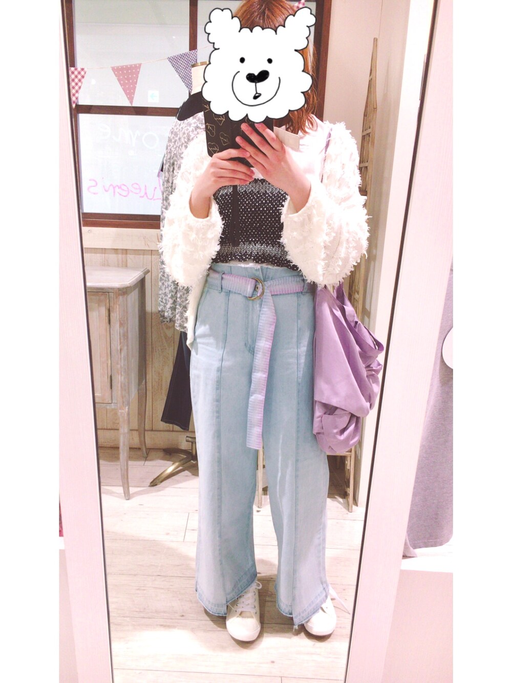 ブルー系のデニムパンツ、ブラック系のその他トップス、ホワイト系のTシャツ/カットソーを着用したレディースの春コーディネートの1枚目の写真