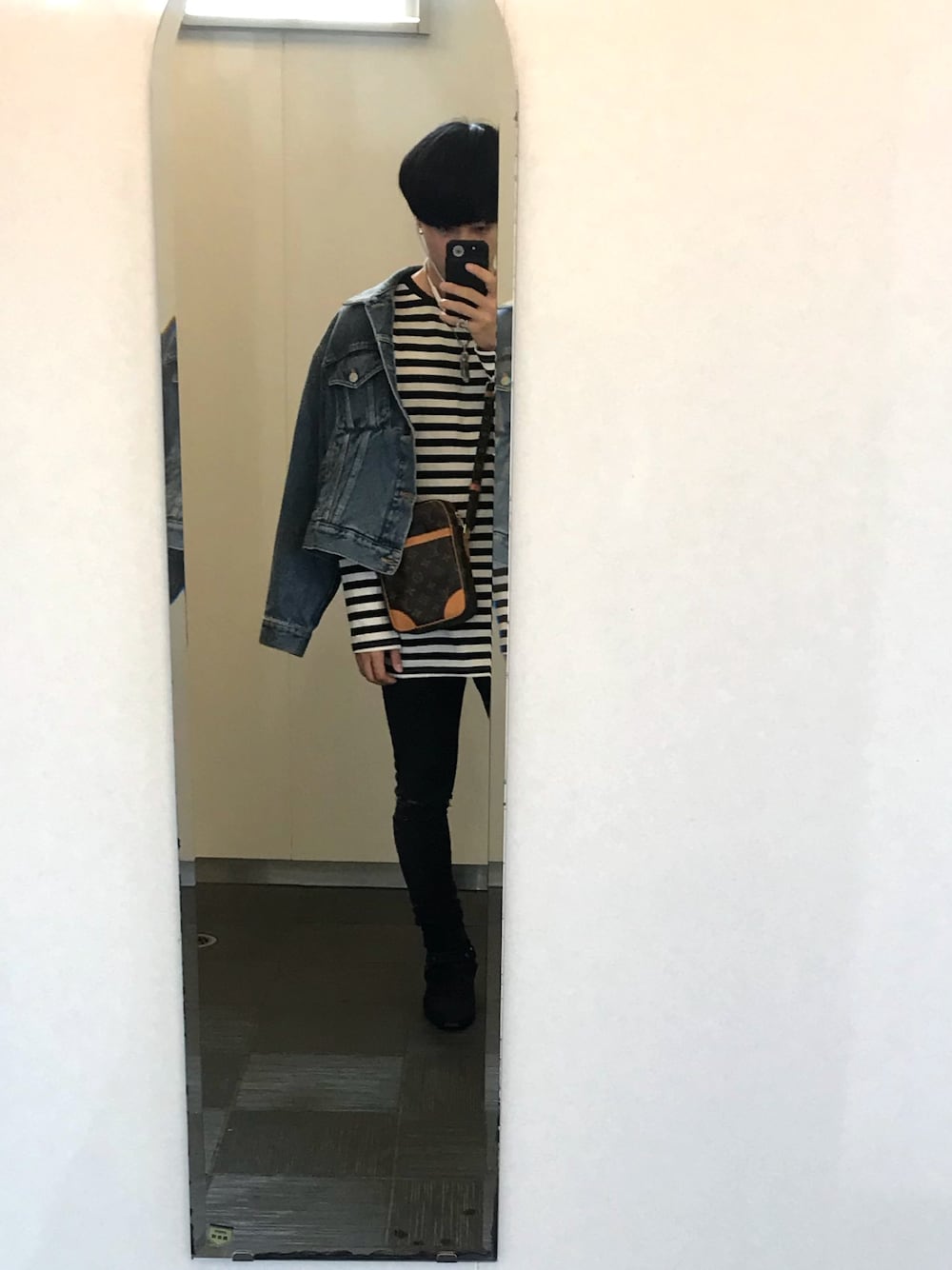 「BALENCIAGA、Lui's、LouisVuitton、Saint Laurent」｜「BALENCIAGAのBalenciaga - Swing デニムジャケット - women - コットン - 40（デニムジャケット、ブルー系）」を使った、xiuさん（メンズ・162cm）の春コーディネートの1枚目の写真