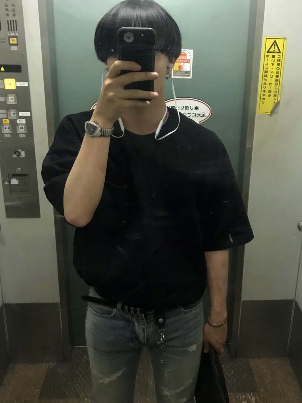 「Saint Laurent、Hamilton、GU」｜「GUのアイテム（Tシャツ/カットソー、ブラック系）」を使った、xiuさん（メンズ・162cm）の春コーディネートの1枚目の写真