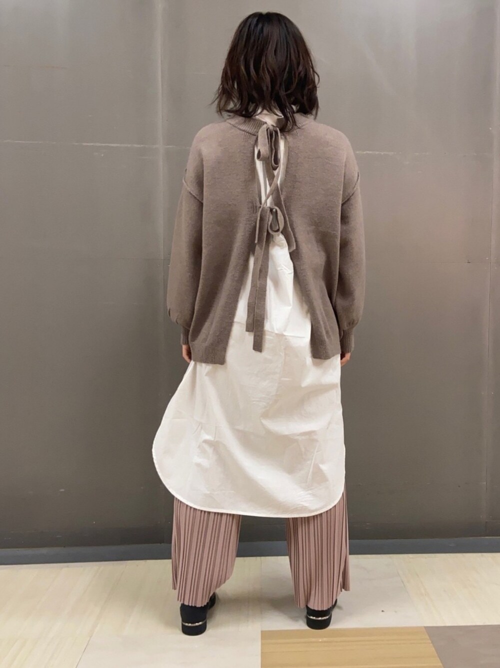 「レイヤードスタイル、ニット、プリーツ、プリーツパンツ、シャツワンピ、２ＷＡＹ、春コーデ、greenparks、グリーンパークス、earth music&ecology」｜「Green　Parksのビブヨークシャツワンピース＊★（シャツワンピース、ホワイト系）」を使った、へちまさん（レディース・160cm）の冬コーディネートの1枚目の写真