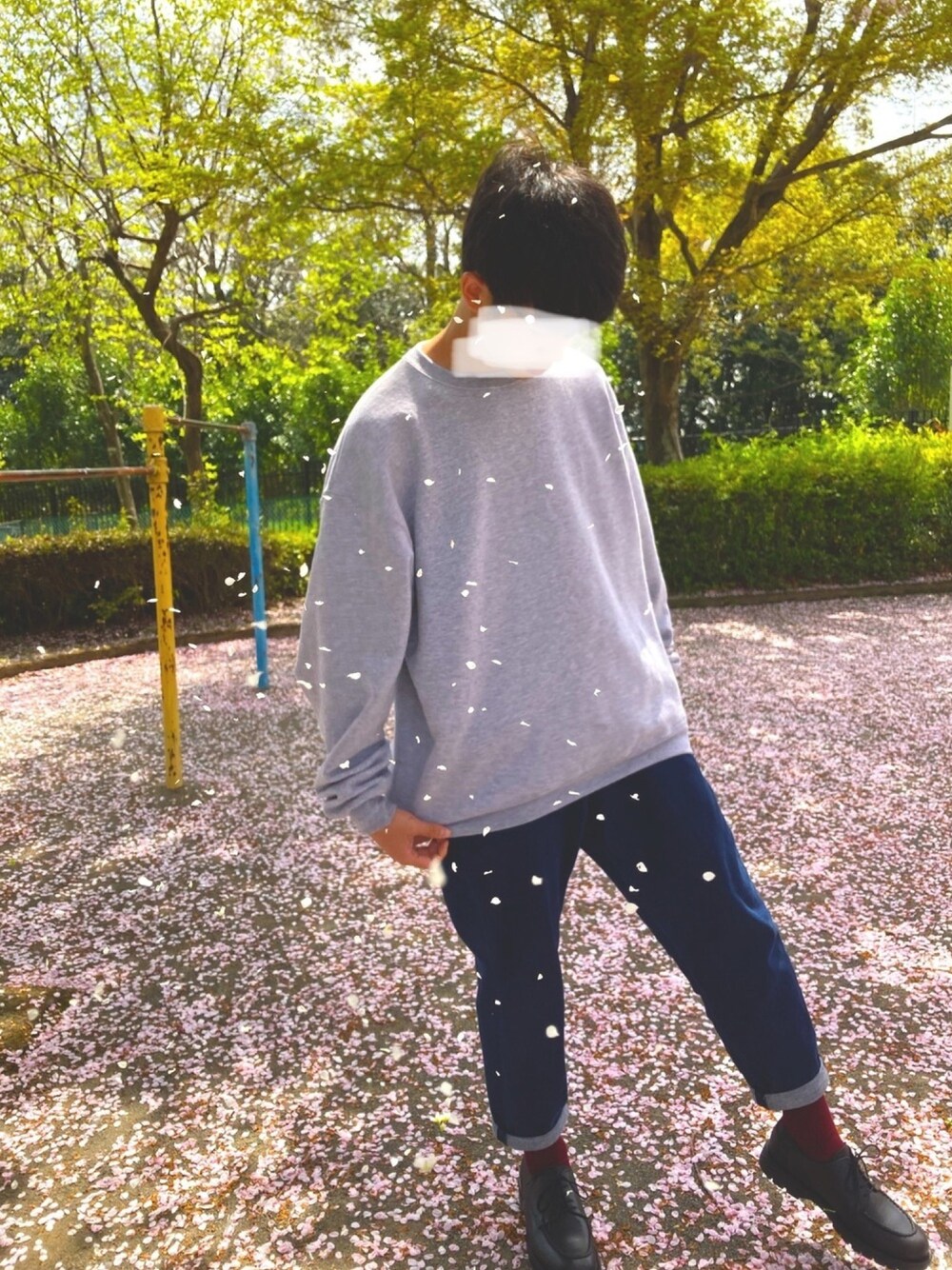 ホワイト系のスウェット、ブルー系のその他パンツ、ブラック系のドレスシューズを着用したメンズの春コーディネートの1枚目の写真