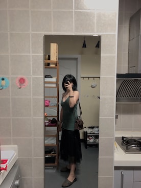 「MONKI（モンキ）のアイテム（スリッポン）」を使った、喂韦小庆さん（レディース・155cm）の夏コーディネート