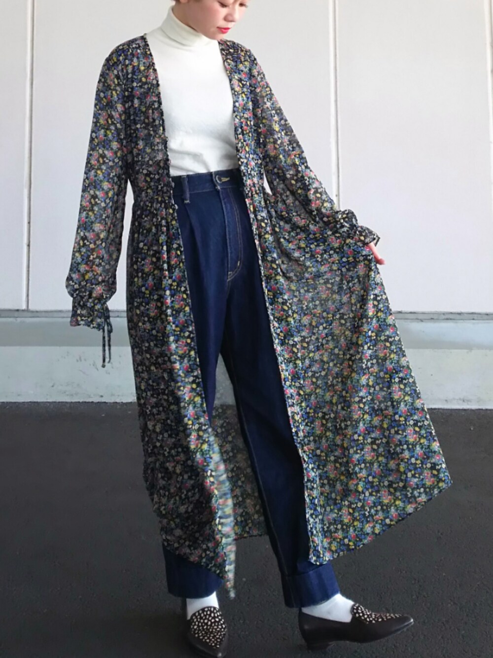 「花柄、花柄ワンピース、ハイウエスト、ハイネックニット、白ニット、低身長、モカシン、ショートヘア、カジュアル、オトナカジュアル」｜「Piedi Nudiのピエディヌーディ/piedi nudi ﾘﾌﾞｺﾝﾋﾞｿｯｸｽ（ソックス/靴下、ホワイト系）」を使った、yukiさん（レディース・152cm）の冬コーディネートの1枚目の写真