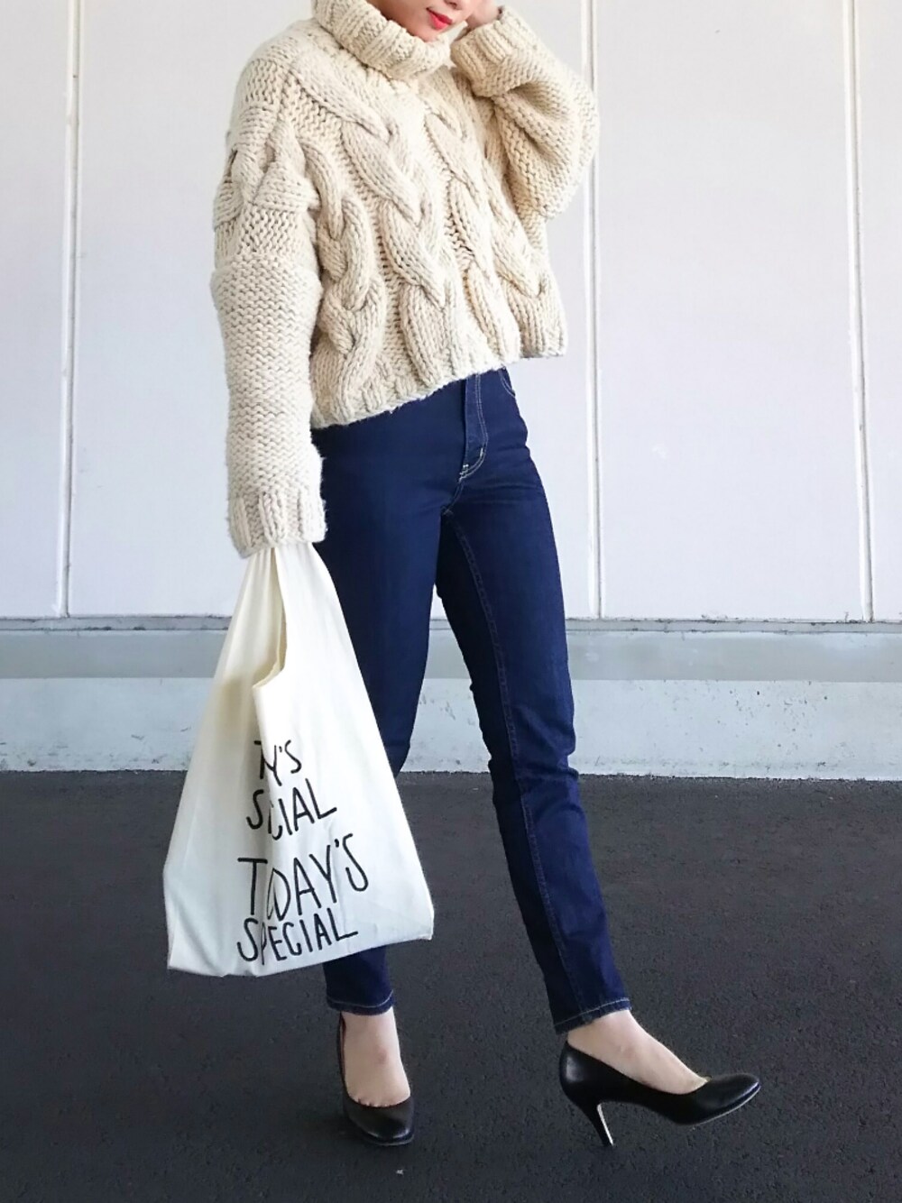 「シンプル、ママファッション、ママコーデ、パンプス、トートバッグ、エコバッグ、白ニット、オトナカジュアル、低身長、スキニーデニム」｜「TODAY'S SPECIALのミニマルシェバッグ / Mini Marche Bag（エコバッグ/サブバッグ、ホワイト系）」を使った、yukiさん（レディース・152cm）の冬コーディネートの1枚目の写真