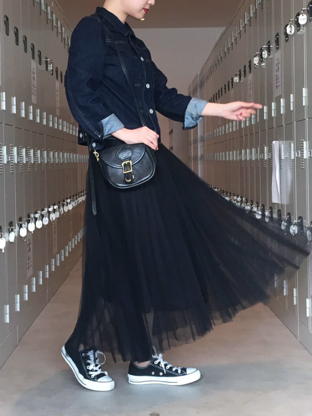 「低身長、ママファッション、スプリングSENSEOFPLACE、チュールスカート、converse、デニムジャケット、Gジャン、オトナカジュアル、ショルダーバッグ、プリーツスカート」｜「CONVERSEのアイテム（スニーカー、ブラック系）」を使った、yukiさん（レディース・152cm）の冬コーディネートの1枚目の写真