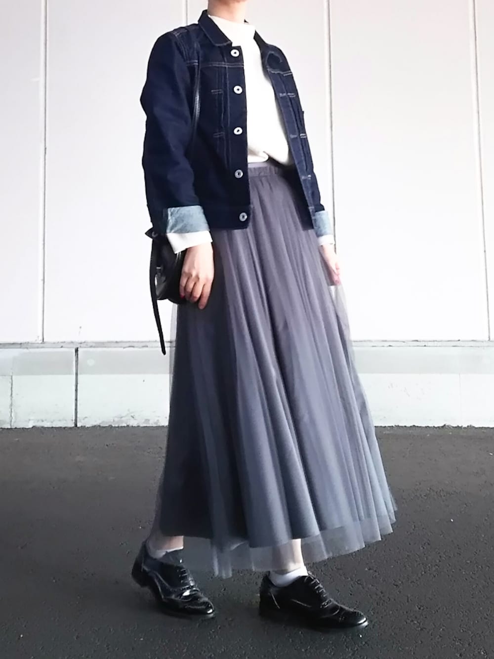 「チュールスカート、ママファッション、オトナカジュアル、ドレスシューズ、デニムジャケット、スプリングSENSEOFPLACE、春コーデ、低身長」｜「URBAN RESEARCH DOORSのDOORS デニムジャケット（デニムジャケット、ブルー系）」を使った、yukiさん（レディース・152cm）の春コーディネートの1枚目の写真