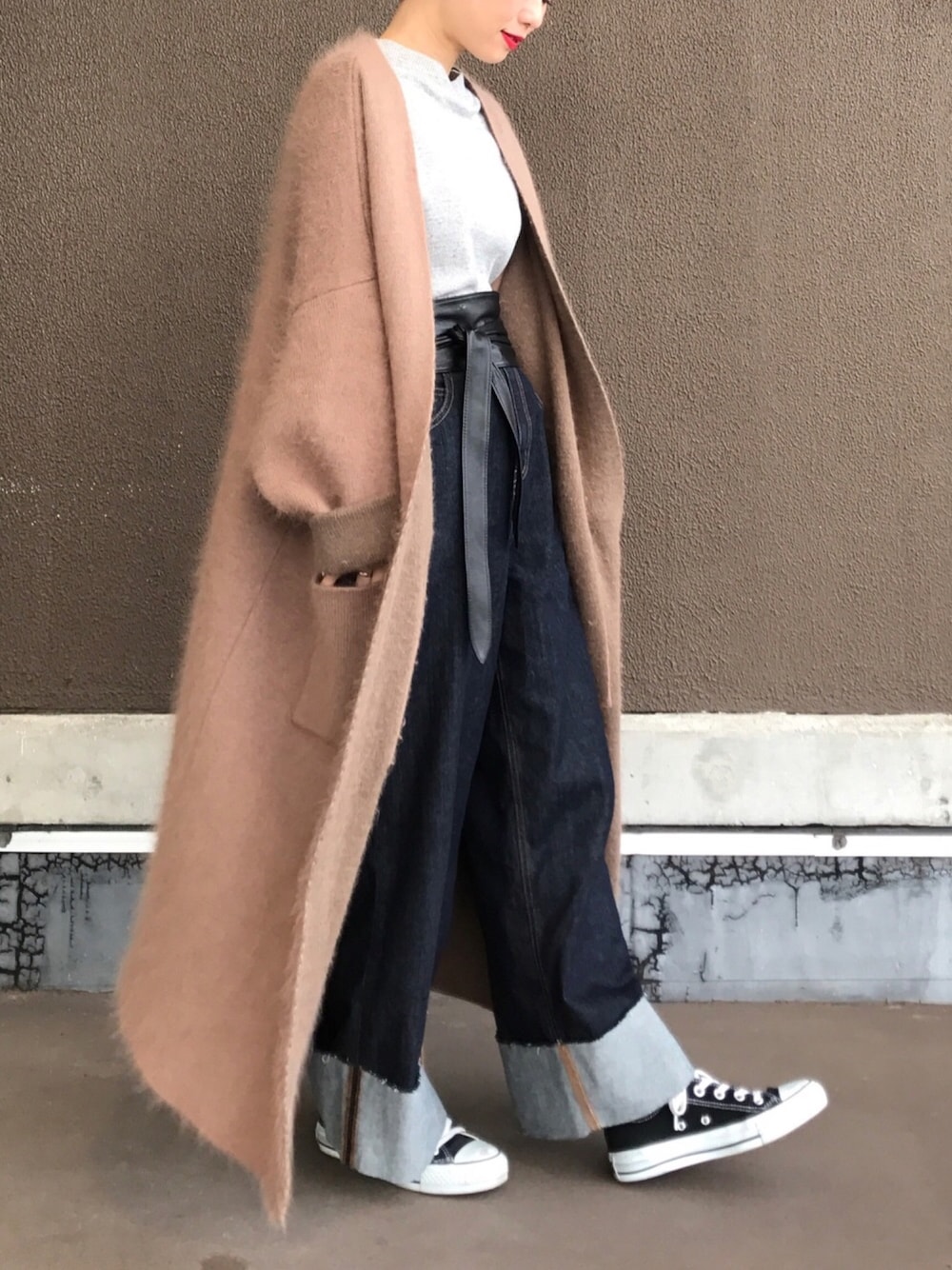 「オトナカジュアル、ロングカーディガン、低身長、ワイドデニム、ママファッション、ママコーデ、サッシュベルト、春コーデ、コンバース」｜「LOWRYS FARMのロールアップデニムワイドパンツ　749740 （デニムパンツ、ブルー系）」を使った、yukiさん（レディース・152cm）の春コーディネートの1枚目の写真