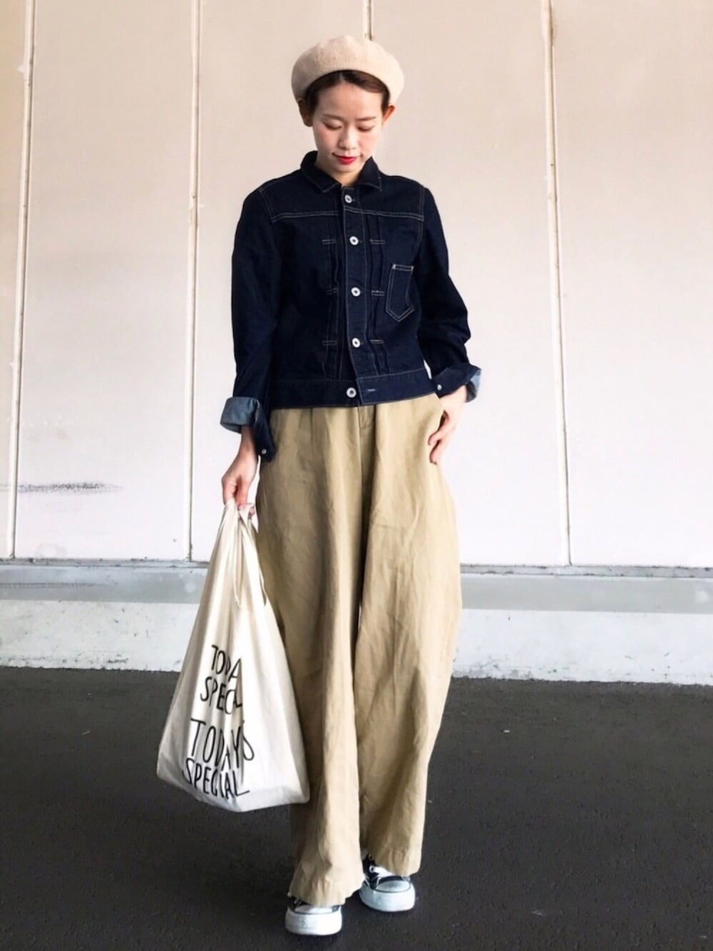 「デニムジャケット、Gジャン、ワイドパンツ、チノパン、ママファッション、ママコーデ、ベレー帽、低身長、コンバース、トートバッグ」｜「URBAN RESEARCH DOORSのDOORS サーモベレー（ハンチング/ベレー帽、ベージュ系）」を使った、yukiさん（レディース・152cm）の春コーディネートの1枚目の写真