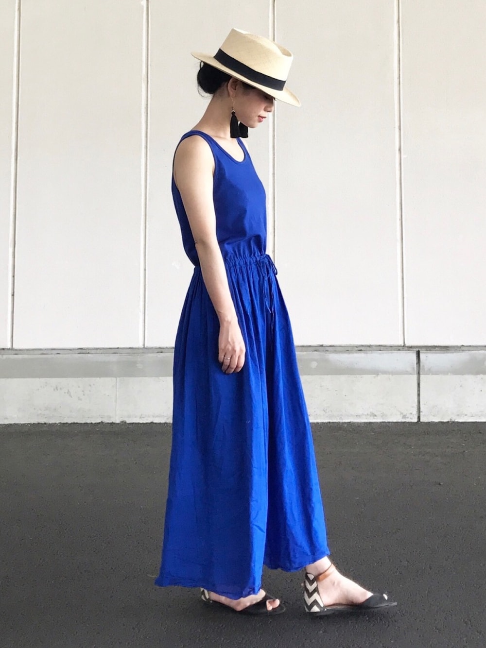 「ワンピース、ロイヤルブルー、ママファッション、ママコーデ、低身長、パナマハット、サンダル、ハット、マキシ丈ワンピース、大人カジュアル」｜「K.Dorfzaunのアイテム（ハット、ベージュ系）」を使った、yukiさん（レディース・152cm）の夏コーディネートの1枚目の写真