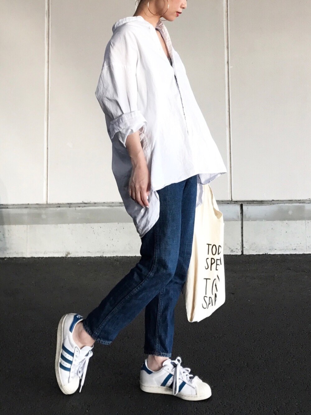 「ママファッション、白シャツ、ノーカラーシャツ、メンズシャツ、ビックシルエット、デニム、スニーカー、スーパースター、低身長、フープピアス」｜「URBAN RESEARCH DOORSのFORK＆SPOON OX Band-collar Shirt（シャツ/ブラウス、ホワイト系）」を使った、yukiさん（レディース・152cm）の夏コーディネートの1枚目の写真